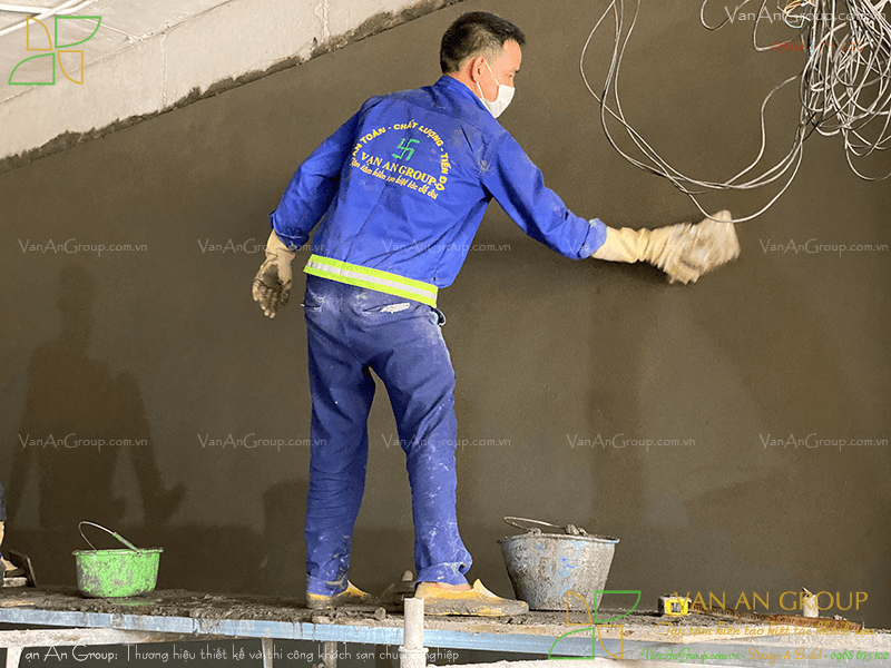 Đội thi công thực hiện trát tường tỉ mỉ, đảm bảo độ hoàn thiện cao