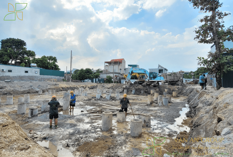 Đội thi công triển khai đào đất hố móng xung quanh các cọc đã ép