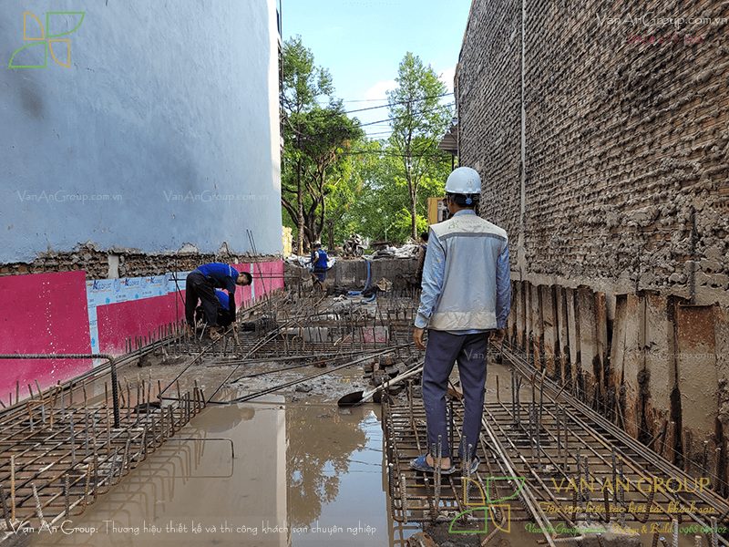 Ép cừ phần tiếp giáp công trình để đảm bảo an toàn