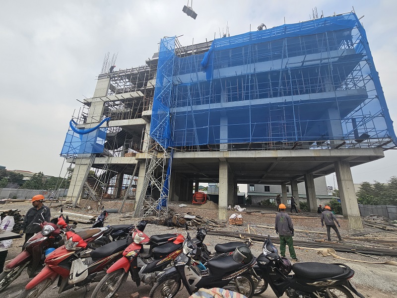 Lắp đặt hệ lưới bao che an toàn, hạn chế bụi
