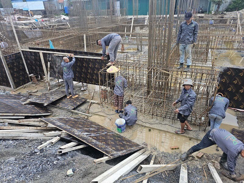 Lắp dựng ván khuôn, đổ bê tông và kết hợp đầm dùi chặt