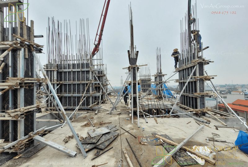 Thi công cột bê tông cốt thép theo từng tầng đảm bảo khả năng chịu lực theo đúng hồ sơ thiết kế