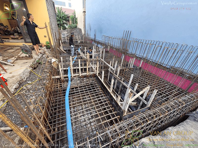 Thi công lắp dựng ván khuôn chắc chắn, đảm bảo độ chính xác