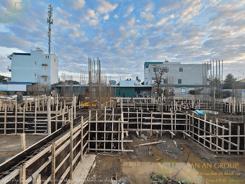 Thi công lắp dựng ván khuôn khách sạn chính xác