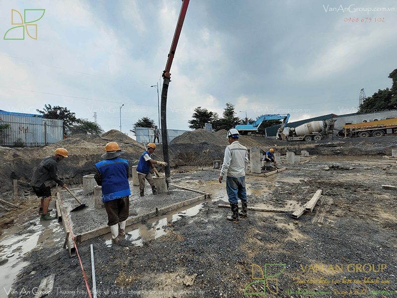 Thực hiện đổ bê tông lót móng với chiều dày trung bình khoảng 100 mm