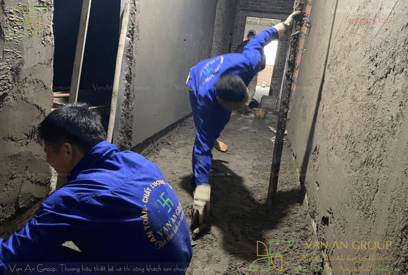 Thực hiện trát tường và cán nền đảm bảo độ phẳng bề mặt công trình