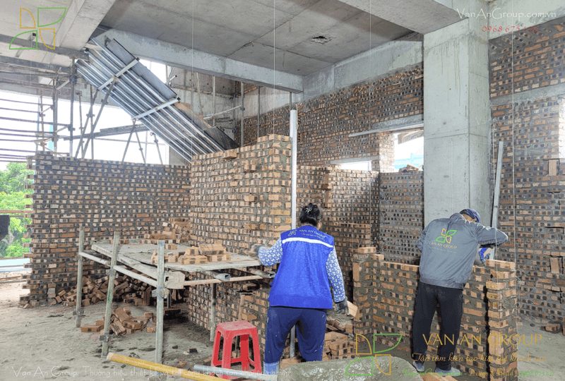 Xây dựng tường bao và tường ngăn, đồng thời nghiệm thu khi hoàn thiện phần thân