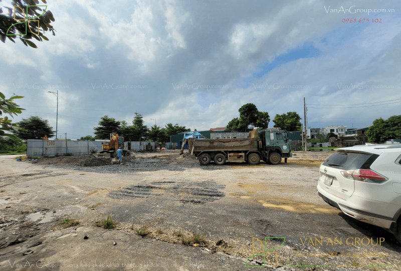 Dọn dẹp mặt bằng và lắp đặt biển cảnh báo quanh khu vực thi công