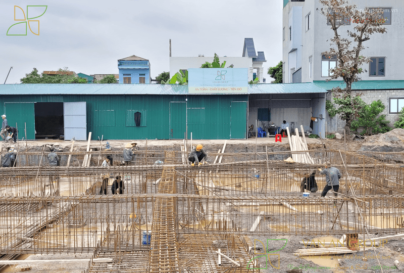 Gia công lắp đặt cốt thép đài móng, giằng móng, liên kết với thép chờ cọc
