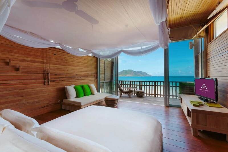 Không gian Tropical với nội thất gỗ ấm áp và tầm nhìn ra đại dương xanh