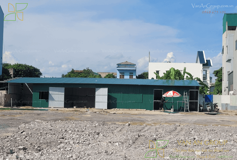 Lắp dựng hàng rào tôn và chuẩn bị hạ tầng tạm phục vụ thi công