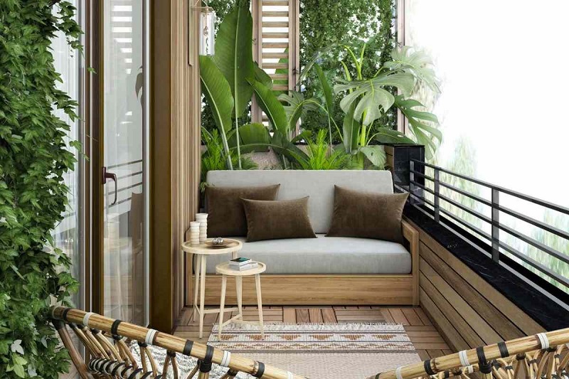 Logia thoáng đãng với bàn ghế nhỏ gọn, lý tưởng để nhâm nhi tách trà buổi sáng