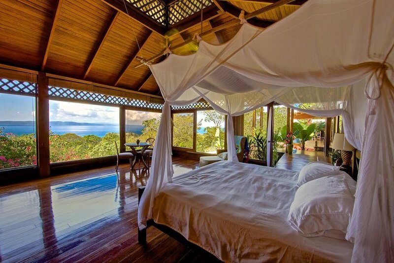 Ocean View Room Tropical kết hợp tinh tế giữa nội thất mộc mạc và cảnh quan nhiệt đới
