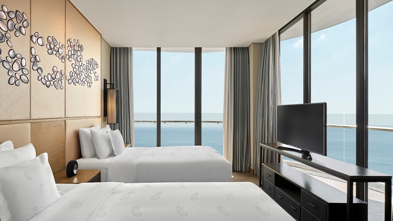 Ocean View Room hiện đại, giường lớn tối giản, cửa kính toàn cảnh hướng biển