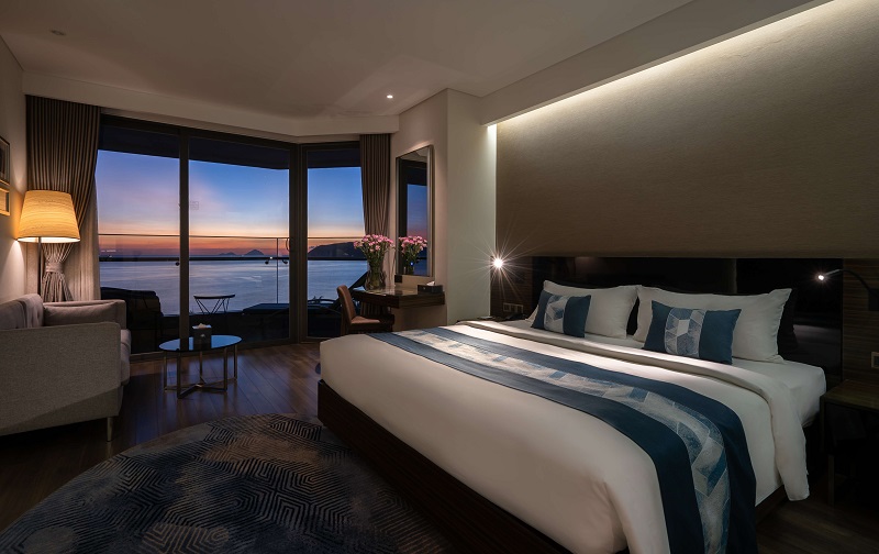 Ocean View Room thanh lịch, trang trí tinh gọn