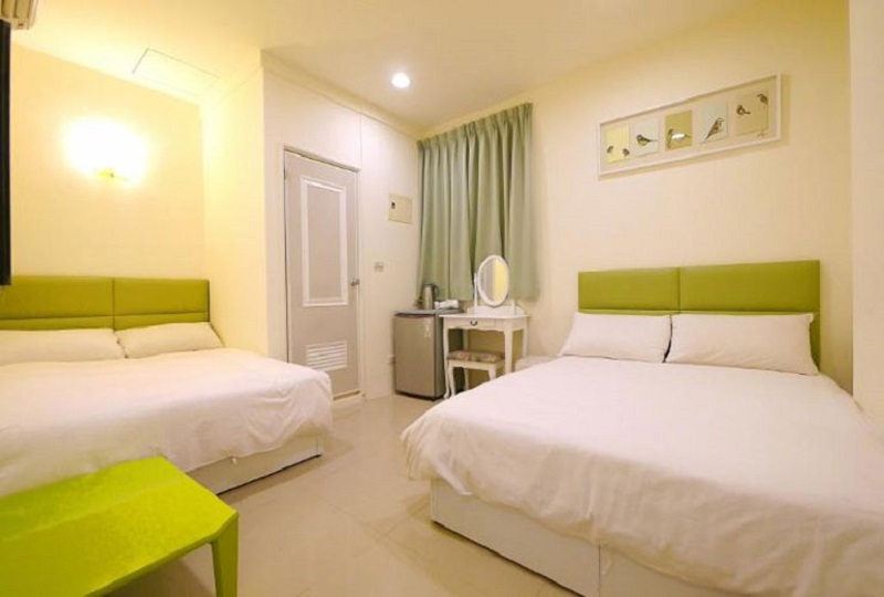 Quad Room rộng rãi, tông trắng – xanh thanh lịch và sạch sẽ
