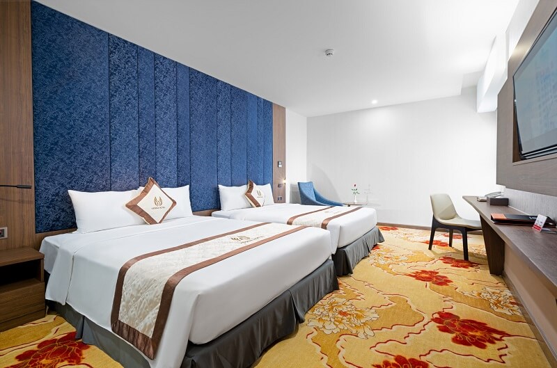 Quad Room sang trọng với tông kem – vàng và chi tiết trang trí tinh xảo