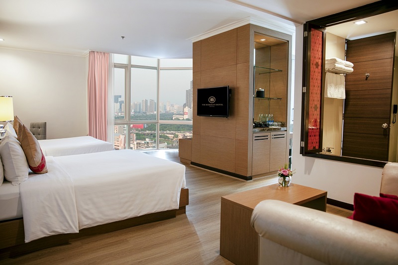Quad room thiết kế quý phái với nội thất cao cấp và ánh sáng ấm áp