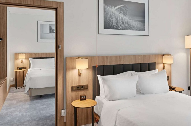 Thiết kế connecting room phong cách tối giản, sang trọng