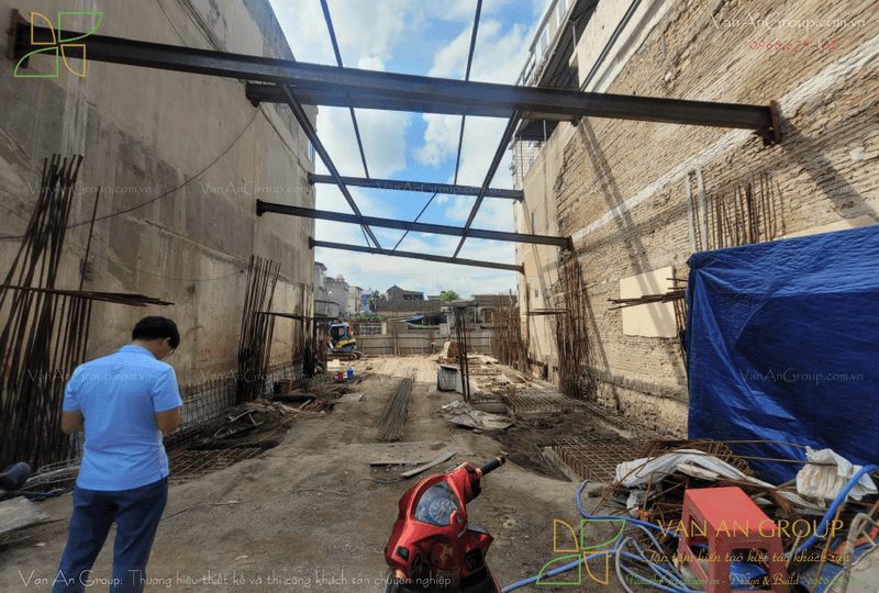 ép cừ và hàn I chống văng quanh hố móng công trình