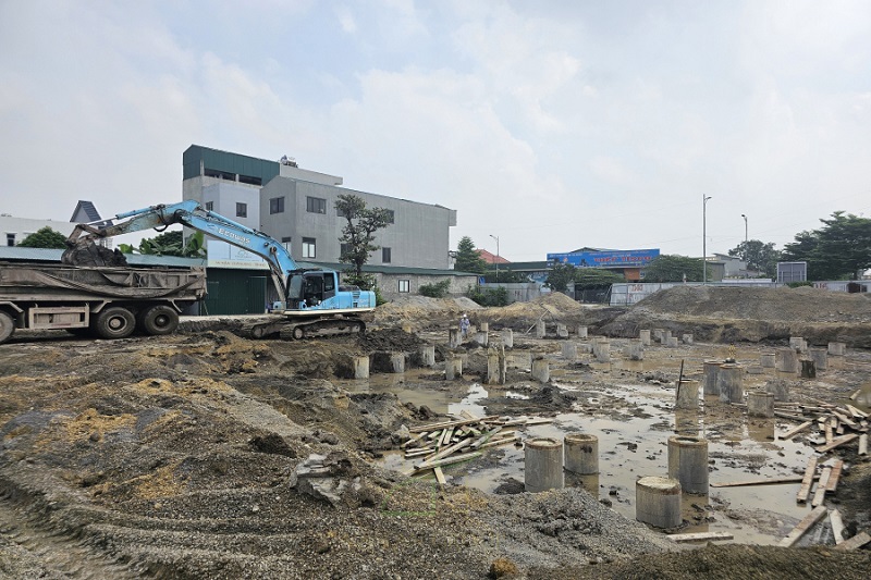 Đào đất hố móng xung quanh các cọc đã ép đến cao độ đáy đài móng