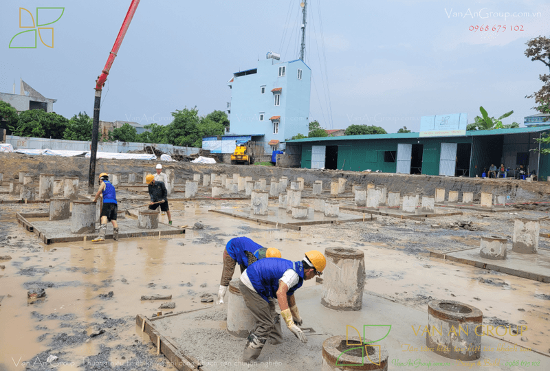 Đổ bê tông lót móng và xác định vị trí chính xác dầm và cột của công trình tại Tân Thịnh