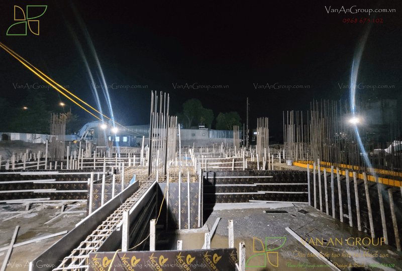 Đội thi công lắp đặt cốt thép đài, giằng móng liên kết với thép chờ cọc và lắp dựng ván khuôn