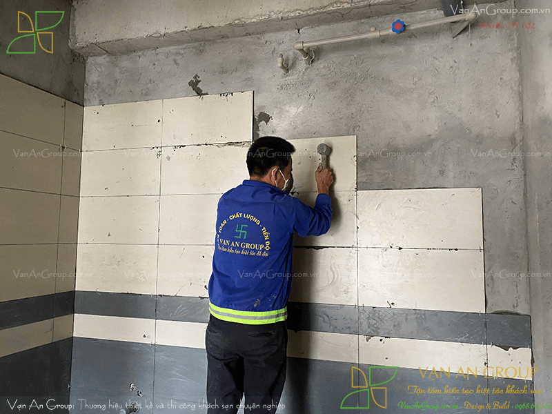 Đội thi công ốp lát sàn và tường được thi công theo đúng bản vẽ thiết kế