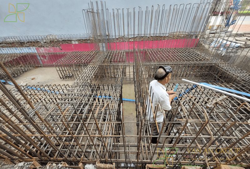 Lắp đặt cốt thép đài móng, giằng móng liên kết với thép chờ cọc