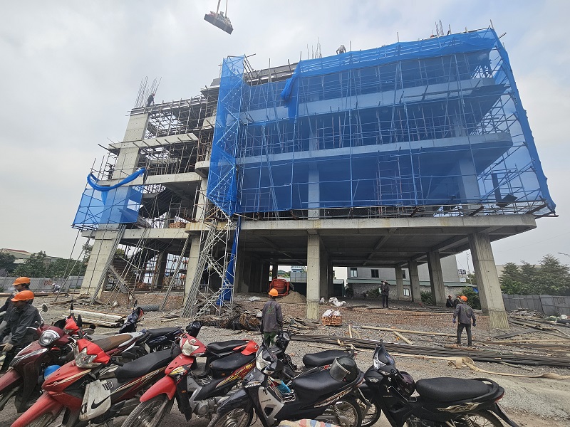 Lắp đặt hệ lưới bao che quanh khách sạn nhằm đảm bảo an toàn