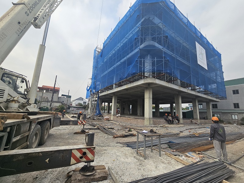 Lắp đặt hệ lưới bao che xung quanh công trình
