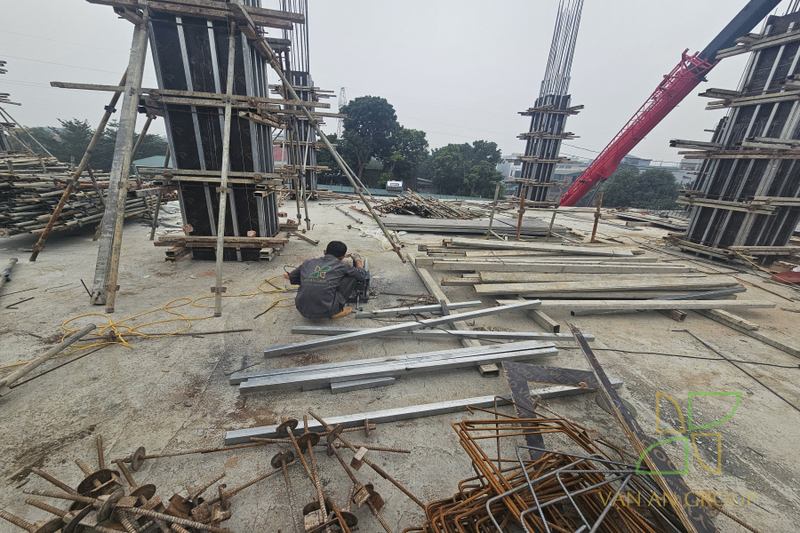 Lắp dựng cốt thép và cốp pha cột vách bê tông cốt thép