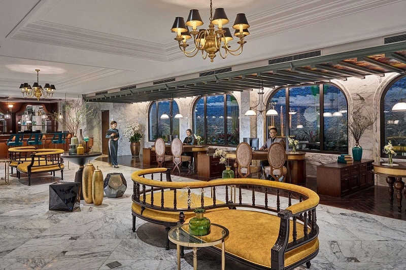 Nội thất khách sạn boutique mang những đường nét trang trí truyền thống, phù hợp với đặc trưng văn hóa Huế