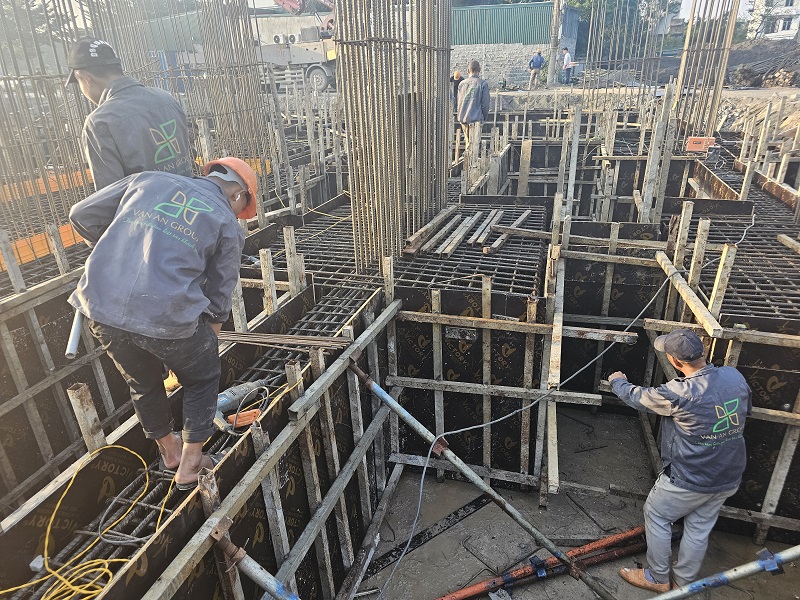 Thi công ván khuôn theo đúng bản vẽ, bảo đảm ổn định và chắc chắn