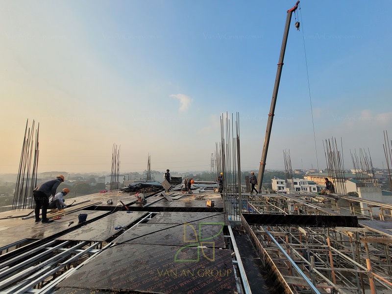 Thực hiện lắp đặt cốp pha dầm - sàn