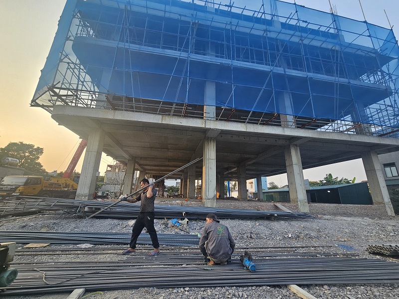 Tiến hành lắp đặt hệ lưới bao che an toàn bao quanh công trình