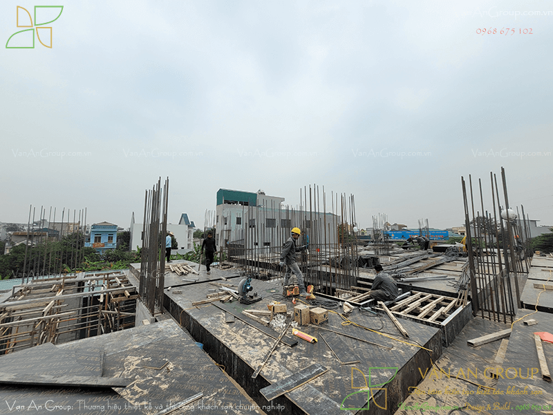 Gia công lắp dựng cốp pha dầm sàn thang khách sạn