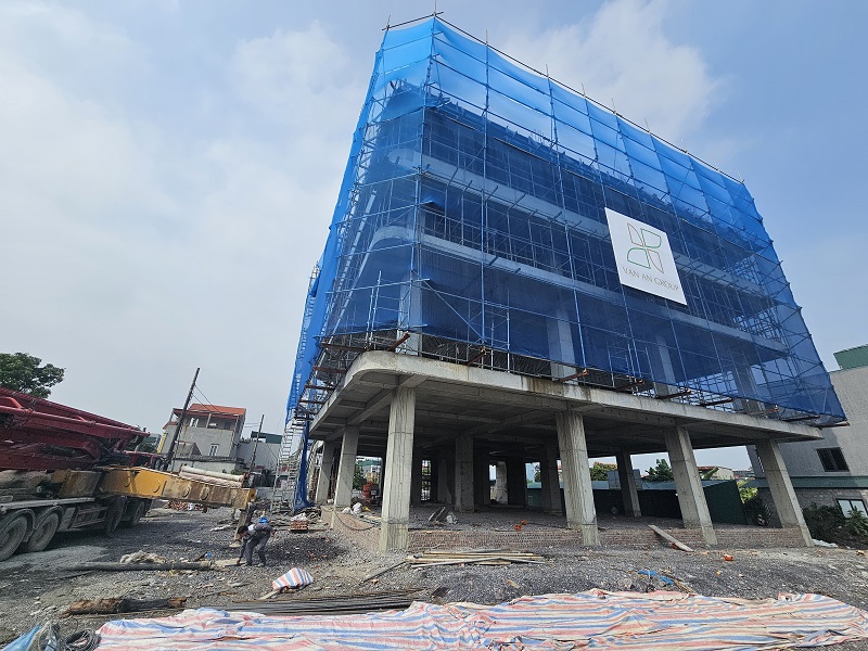 Triển khai lắp đặt lưới bao che xung quanh khách sạn
