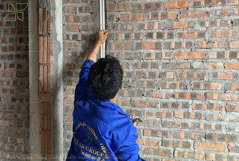 Đóng lưới mắt cáo đúng yêu cầu kỹ thuật trước khi trát tường