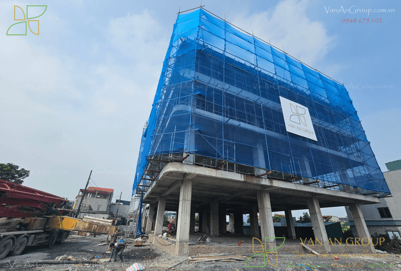 Hệ thống lưới bao che được lắp đặt quanh công trình khách sạn 4 sao tại Nha Trang