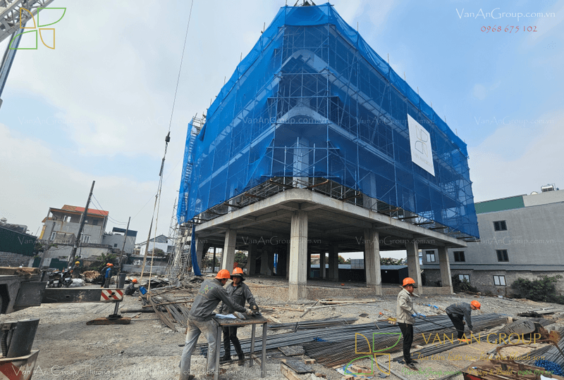 Lắp đặt lưới bao che toàn bộ công trình tránh ảnh hưởng tới khu vực xung quanh
