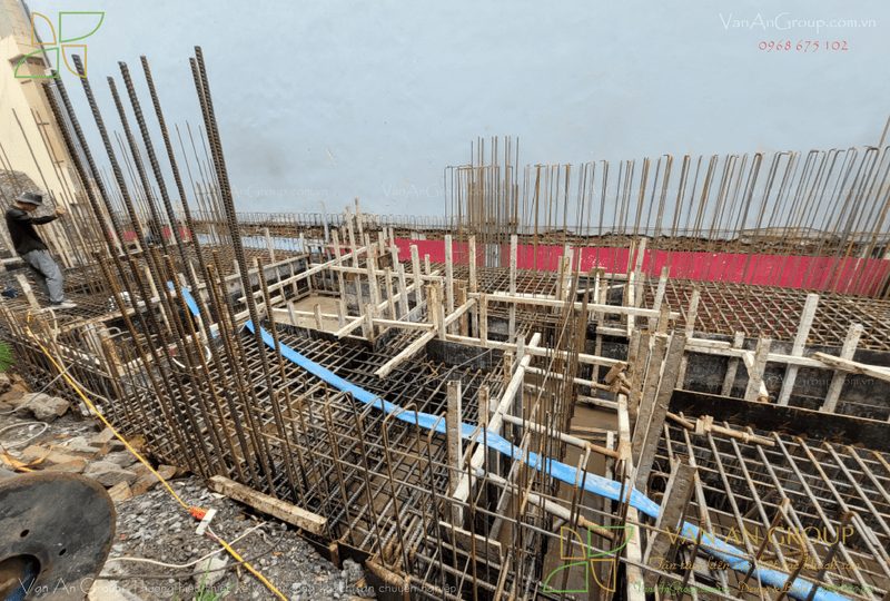 Lắp dựng ván khuôn và đổ bê tông đài, giằng móng công trình khách sạn