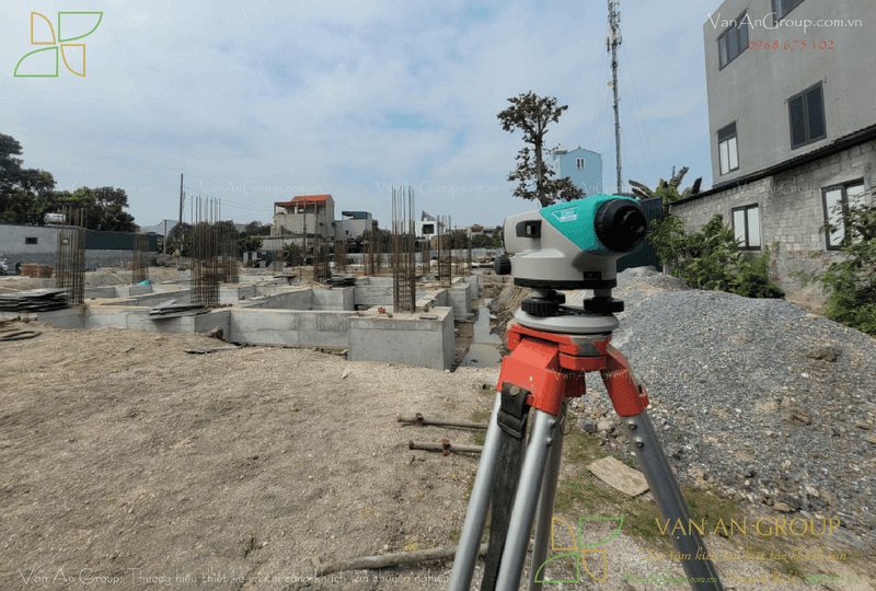 Đội ngũ kỹ sư trắc đạc tiến hành định vị tim trục, tim cọc