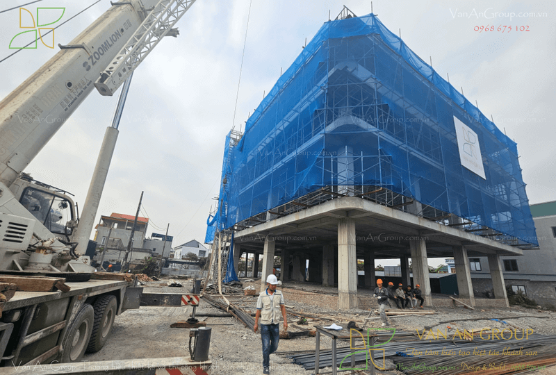 Đội ngũ thi công lắp đặt hệ lưới bao che cho công trình khách sạn 3 sao tại Phú Quốc