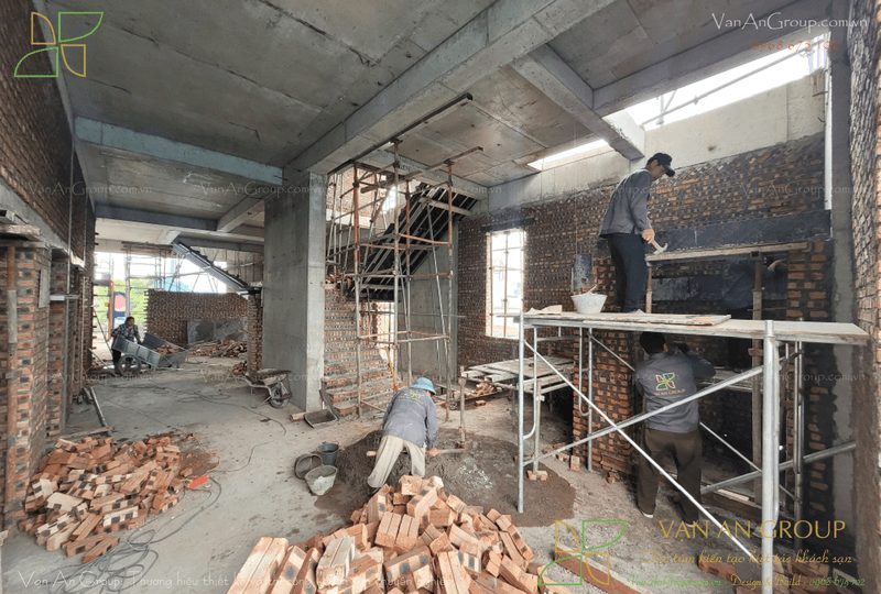 Đội thi công thực hiện xây tường bao và tường ngăn