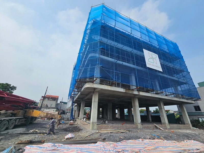 Lắp đặt hệ lưới bao che công trình khách sạn boutique trong suốt quá trình thi công