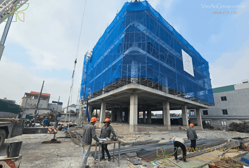 Lắp dựng hệ thống lưới bao che xung quanh công trình
