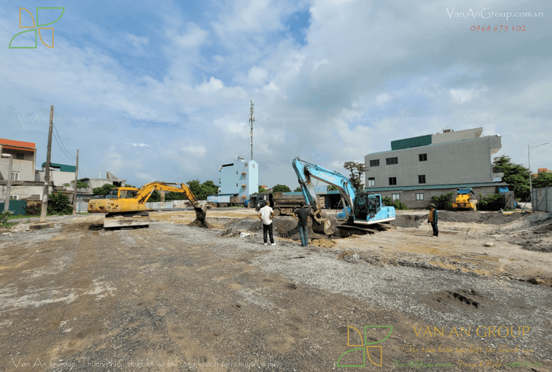 Máy móc, thiết bị thi công chuyên dụng được chuẩn bị đồng bộ.