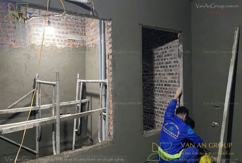 Thi công trát tường và cán nền theo đúng quy trình, đảm bảo bề mặt công trình phẳng, mịn