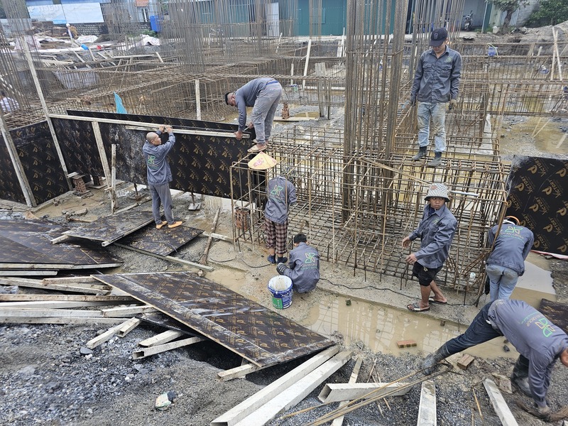 Tiến hành lắp dựng cốp pha móng giằng